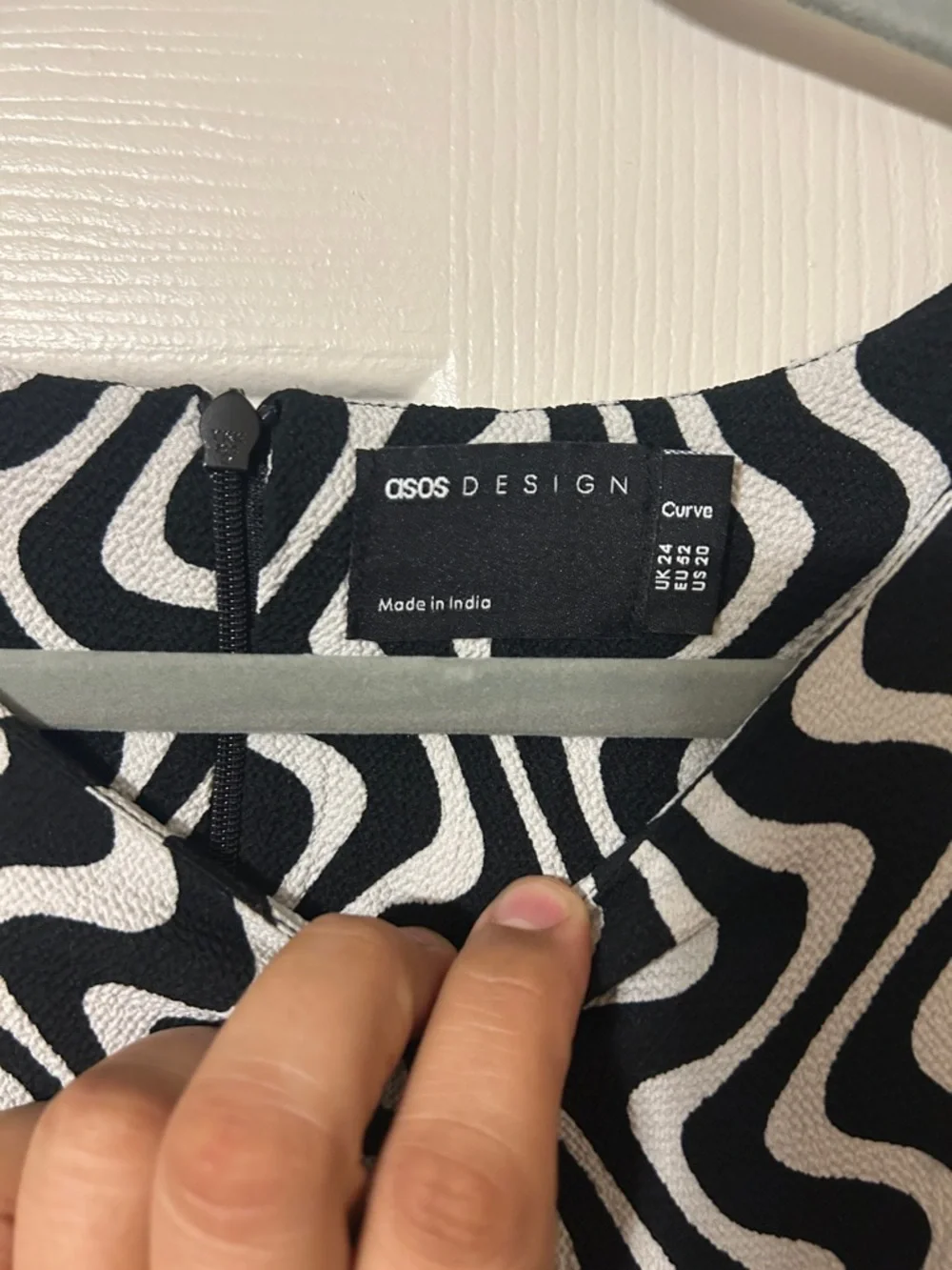 ASOS Curve Black & White Maxi Dress 20 - Picture 2 of 7
